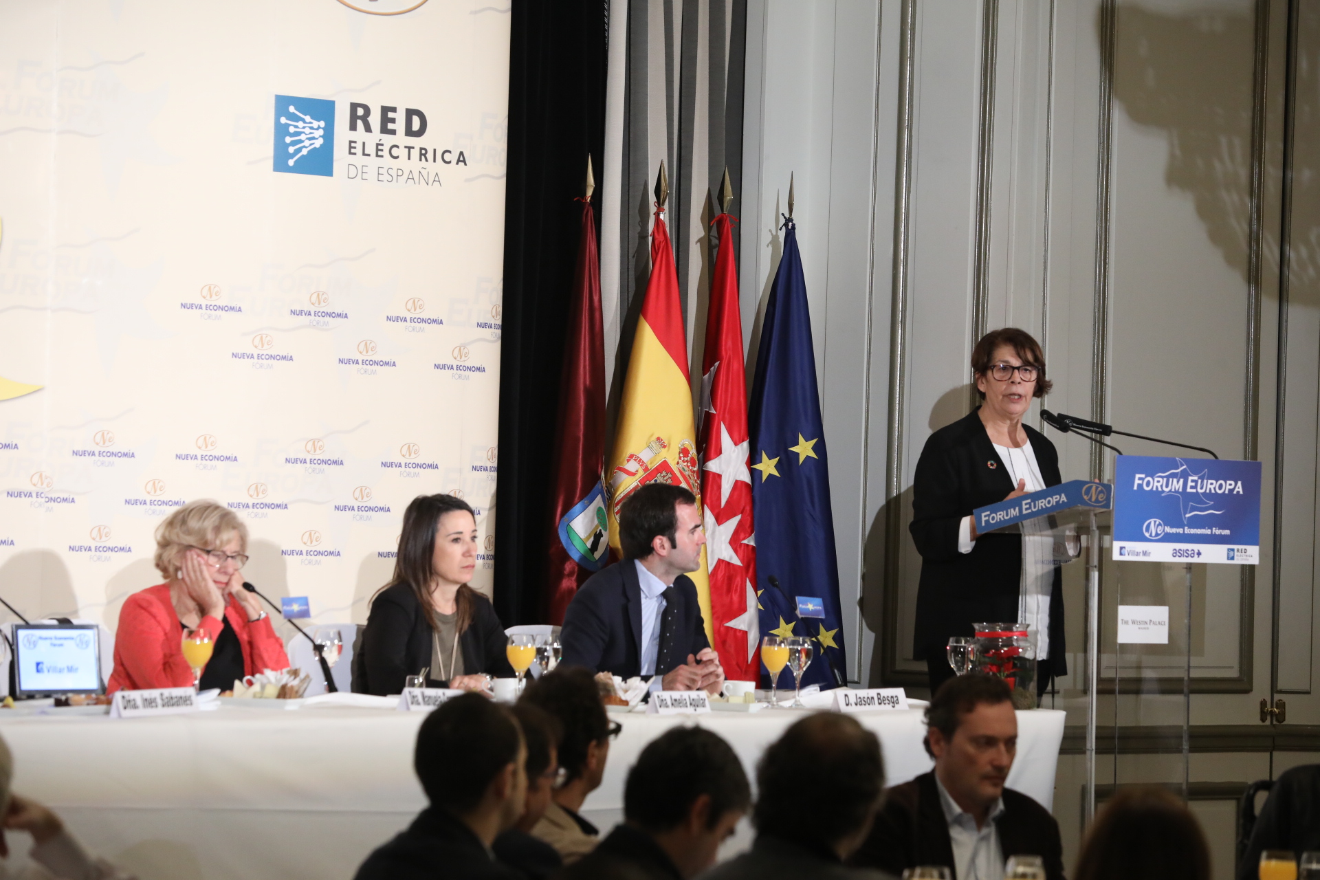 Manuela Carmena presenta a Inés Sabanés en el desayuno informativo de la tribuna Fórum Europa